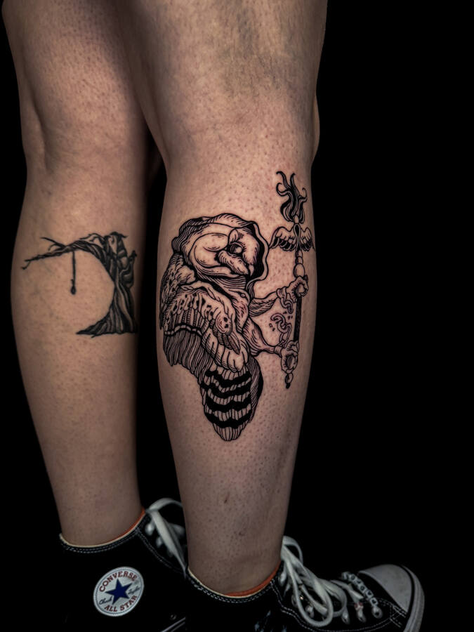Chouette tenant un sceptre, tatouée sur un mollet