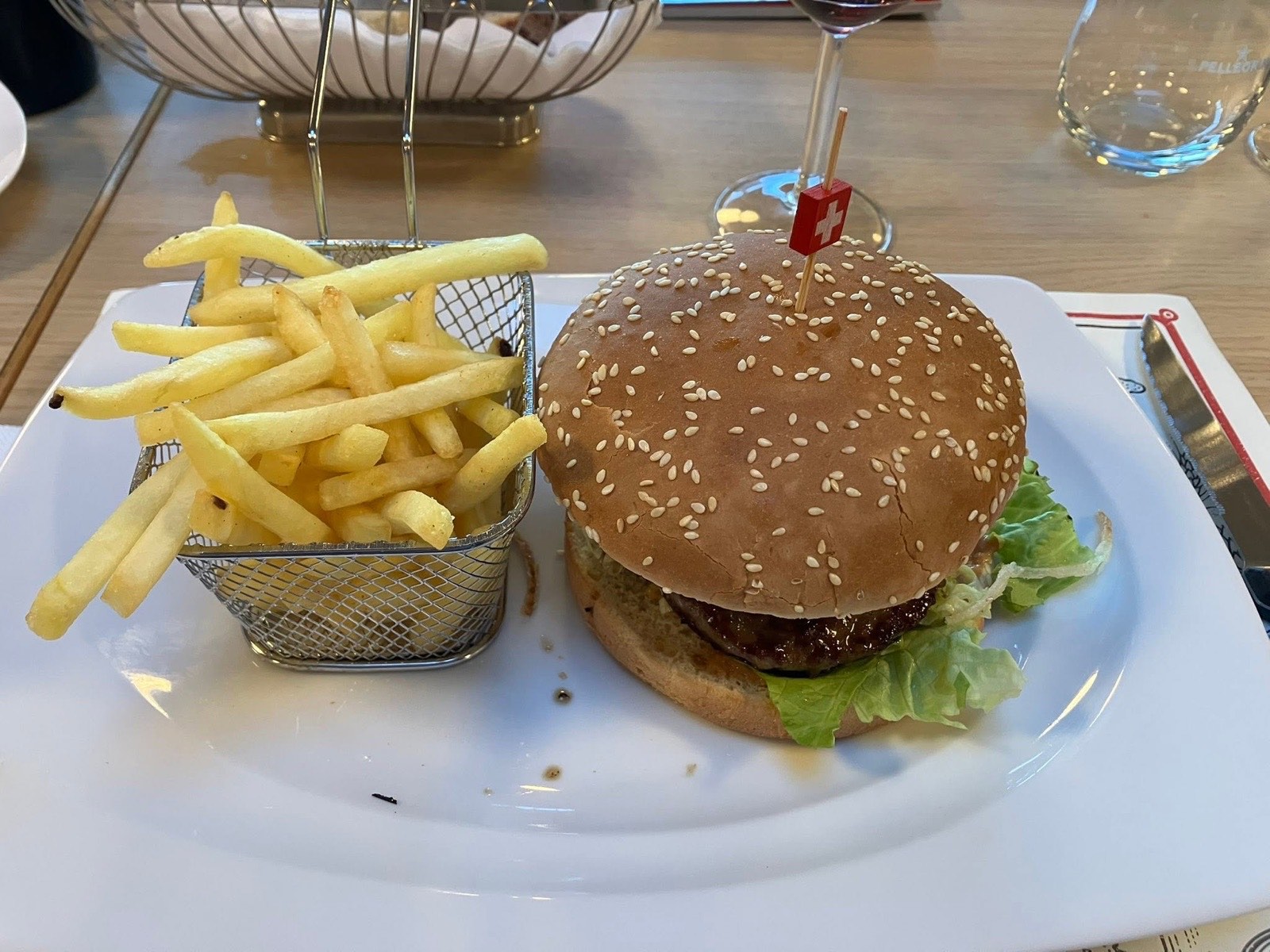 Le burger du club et son panier de frites