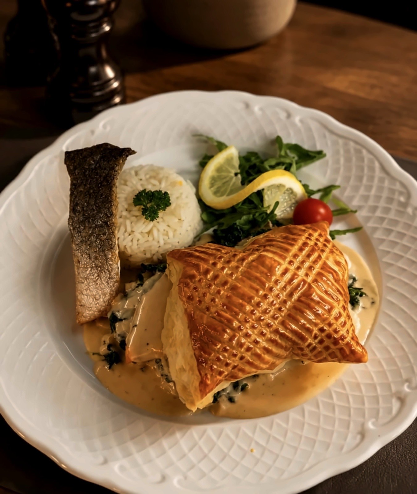 Filet de poisson en feuilleté, sauce crémeuse aux épinards, riz et salade