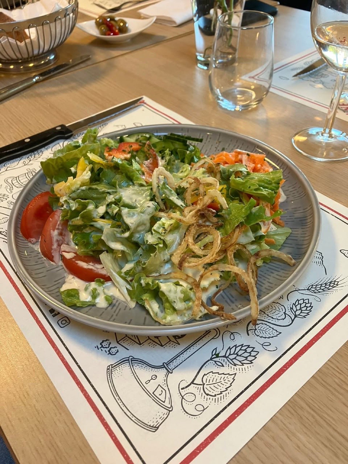 Salade mêlée, crudités du moment et oignons frits, au Restaurant Tennis Club