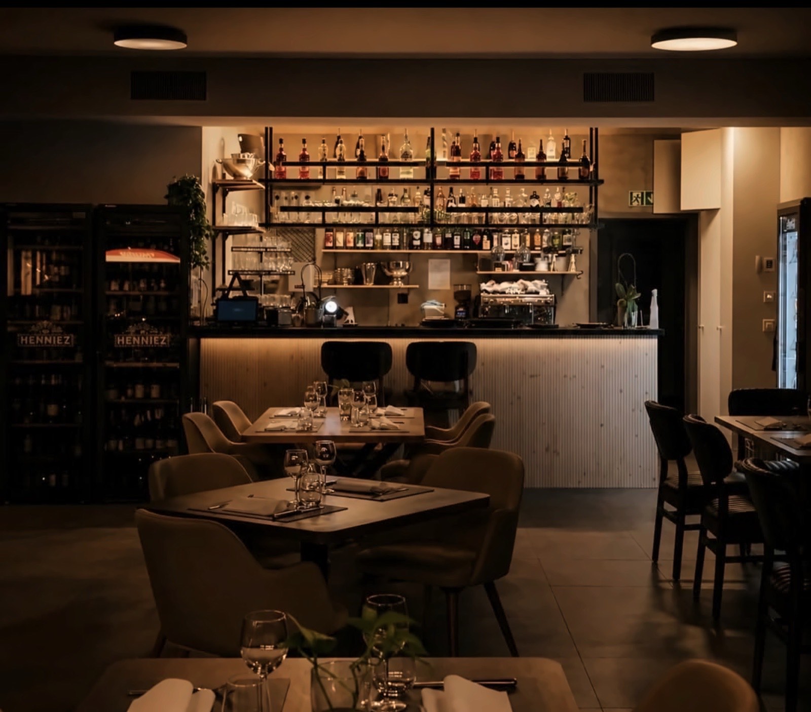 La salle et le bar du Restaurant Tennis Club, dressés avant le service