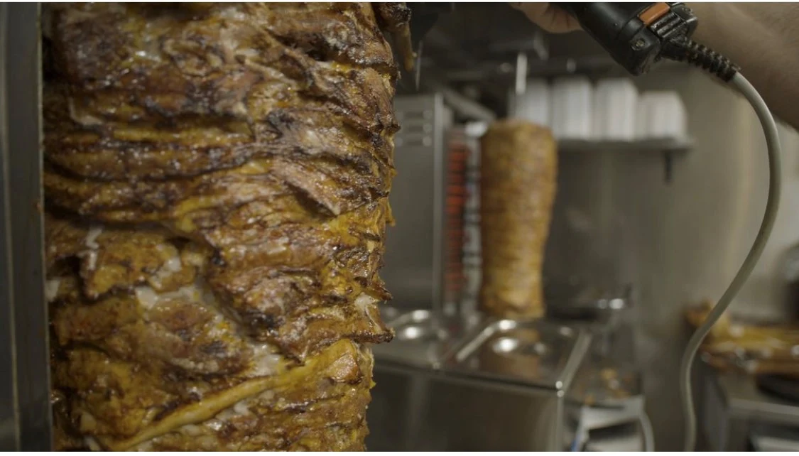 La broche de veau et agneau tranchée au couteau au Snack du Marché
