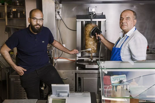 Hüseyin et Sertaç Celik derrière le comptoir du Snack du Marché